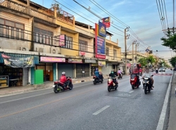 เซ้ง ร้านชาบู เขตจอมทอง โดยรอบเป็นหอพัก โรงงาน และหมู่บ้าน