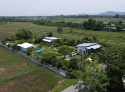 ขายบ้านและที่ดิน แถมธุรกิจร้านกาแฟพร้อมอุปกรณ์ในร้าน บรรยากาศรอบๆ เป็นวิวดอยและทุ่งนา เขียวร่มรื่น