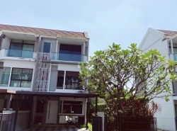 DD014 ขายและให้เช่า บ้าน townhome หัวมุม  พร้อมสวน-ติด BTS รามอินทรา  -120 ตรม. 40 ตร.วา