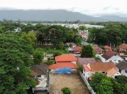 ที่ดินตรงข้ามกาดรวมโชคล้อมกำแพง 3 ด้าน พื้นที่ 100 ตร.ว. ทำเลเหมาะทำบ้านขาย