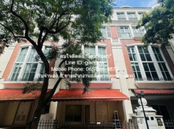 TOWNHOUSE ขาย/ให้เช่าทาวน์โฮม 4 ชั้น บ้านกลางกรุง ทองหล่อ (Baan Klang Krung Thonglor) 26 ตร.ว., 4 น 6 น้ำ, ราคา 33 ล้านบาท  26 ตร.ว.  ใกล้ ใกล้ เจ อเวนิว ทองหล่อ 15 ใกล้แหล่งอำนวยความสะดวก เป็นทาวน์โฮมพร้อมอยู่ มีการตกแต่งภายในเพิ่มเติมได้แบบเรียบหรู